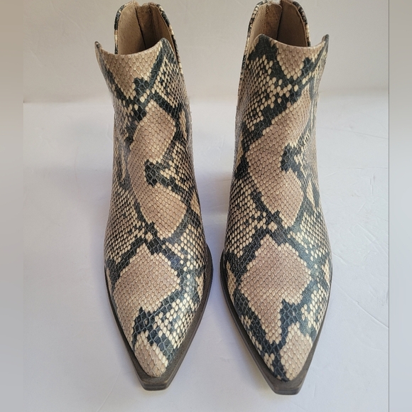 Vince Camuto Gigietta Snip Toe Faux Snakskin Blocked Heel Bootie Size 9 - Picture 2 of 4
